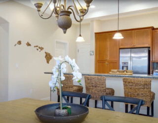 Kitchen & breakfast bar